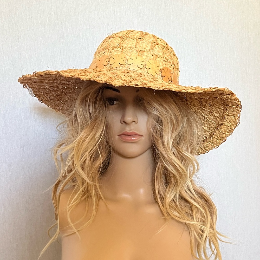 NWOT Dillard’s Straw Wide-Brim Sun Hat Natural Straw with wooden leaf charms